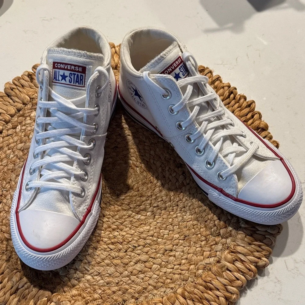 Converse Women’s White and Red Sneakers like new - Picture 2 of 6